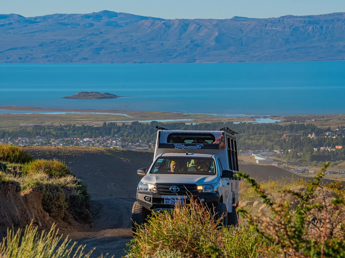 Vehículo 4x4 en el Cerro Huyliche con vistas a El Calafate y el Lago Argentino
