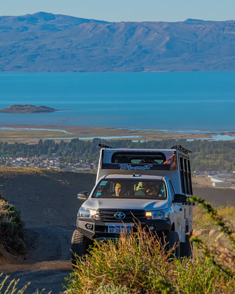 Vehículo 4x4 en el Cerro Huyliche con vistas a El Calafate y el Lago Argentino