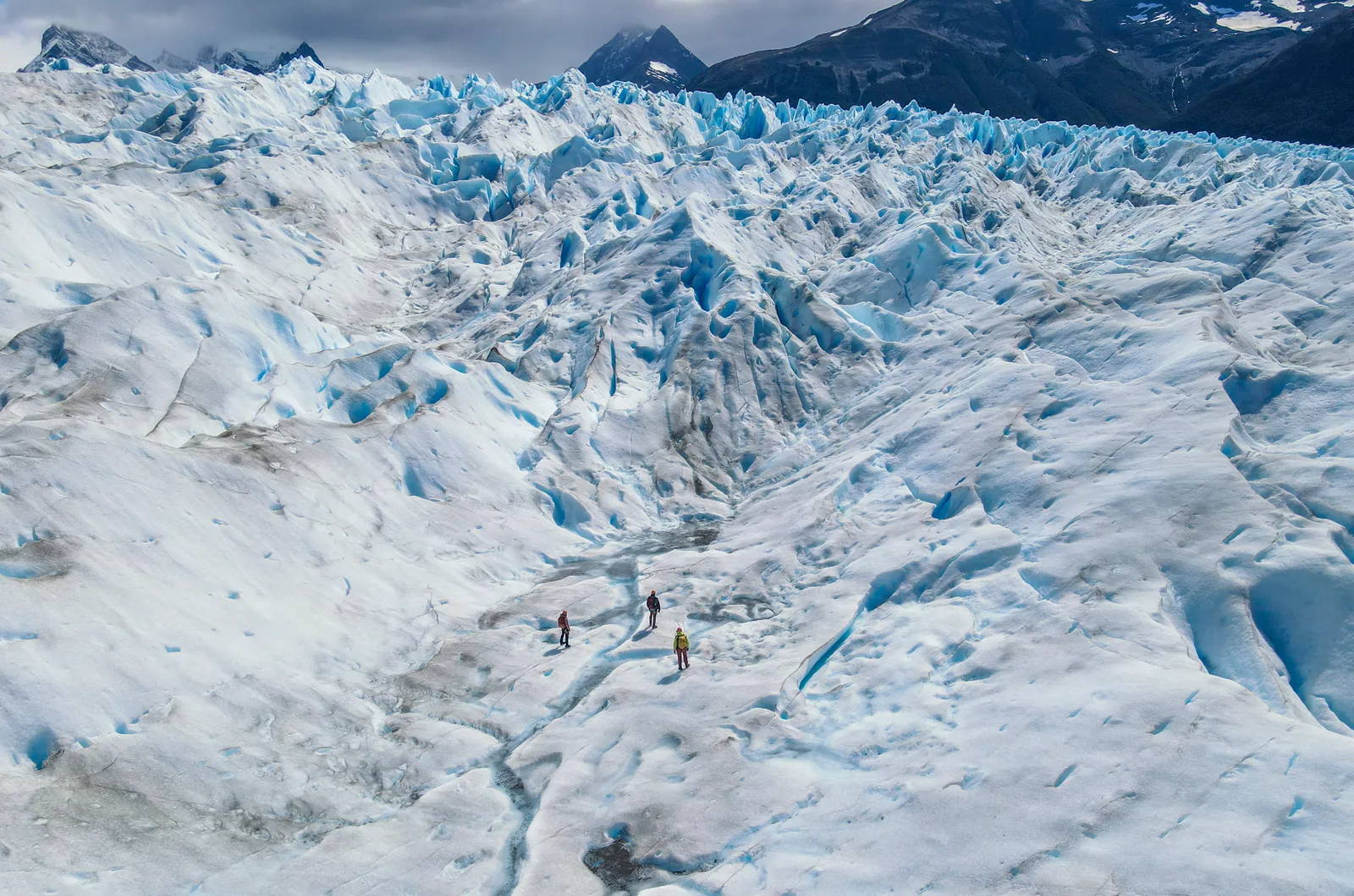 Caminantes sobre la extensión de hielo del glaciar Perito Moreno