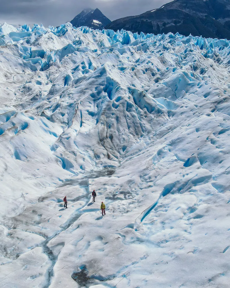 Caminantes sobre la extensión de hielo del glaciar Perito Moreno