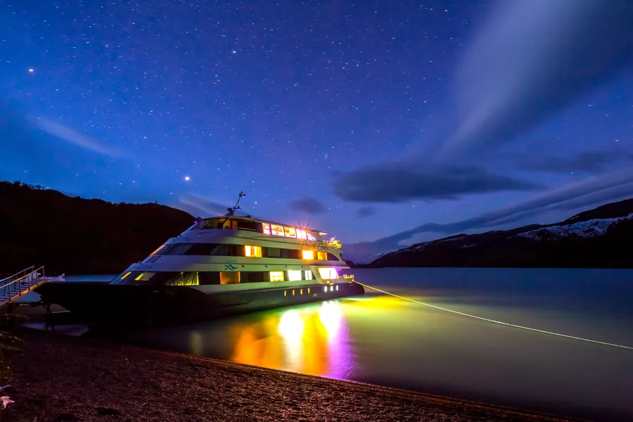 Una noche a bordo rodeado del paisaje patagónico