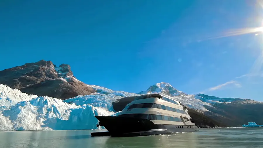 Crucero frente al glaciar y las montañas del Parque Nacional Los Glaciares
