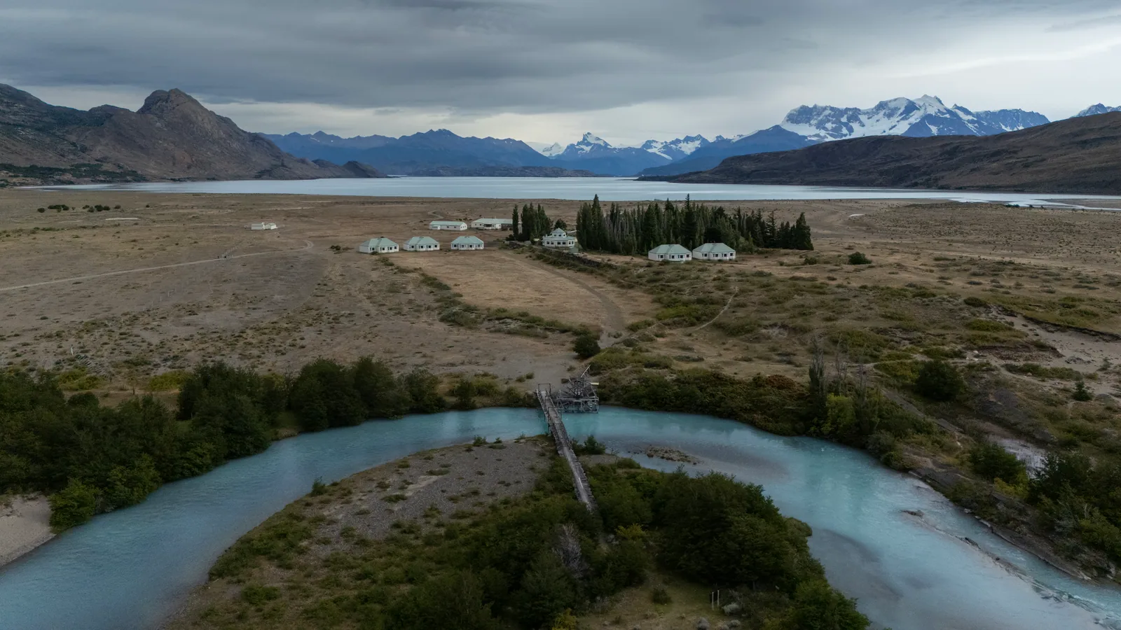 Vista panorámica de Estancia Cristina entre el río, las montañas y el Lago Argentino