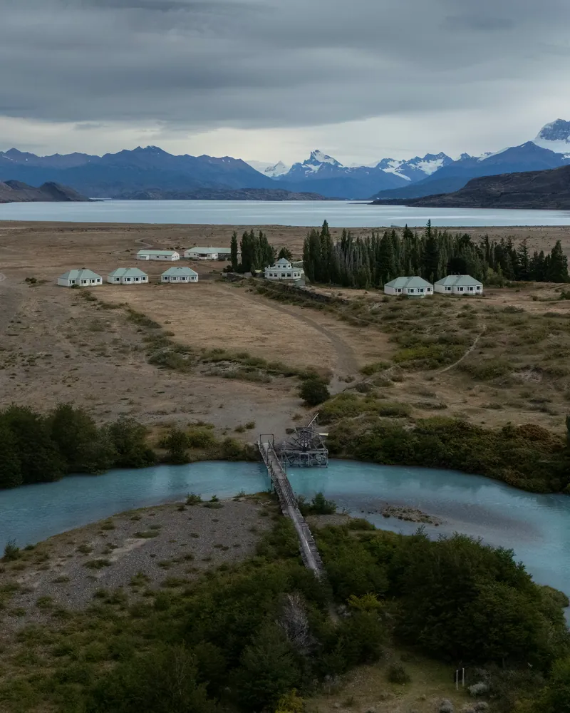 Vista panorámica de Estancia Cristina entre el río, las montañas y el Lago Argentino