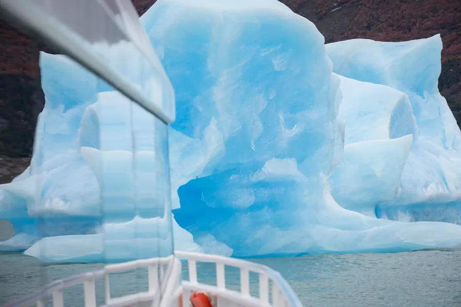 Navegación entre témpanos en el Lago Argentino rumbo a Estancia Cristina