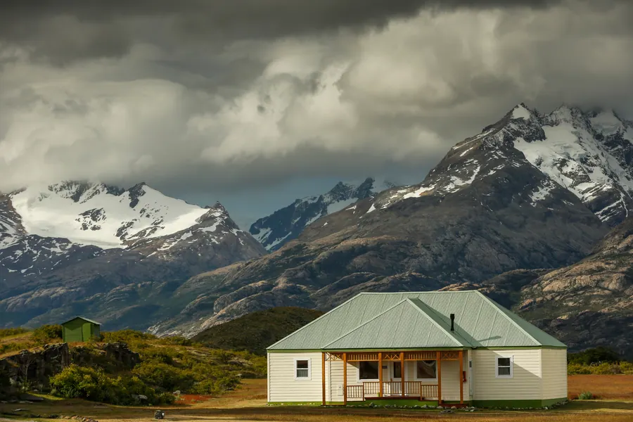 Casa del lodge de Estancia Cristina rodeada de montañas