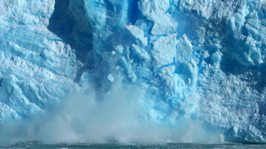 Pared de hielo del glaciar durante la navegación
