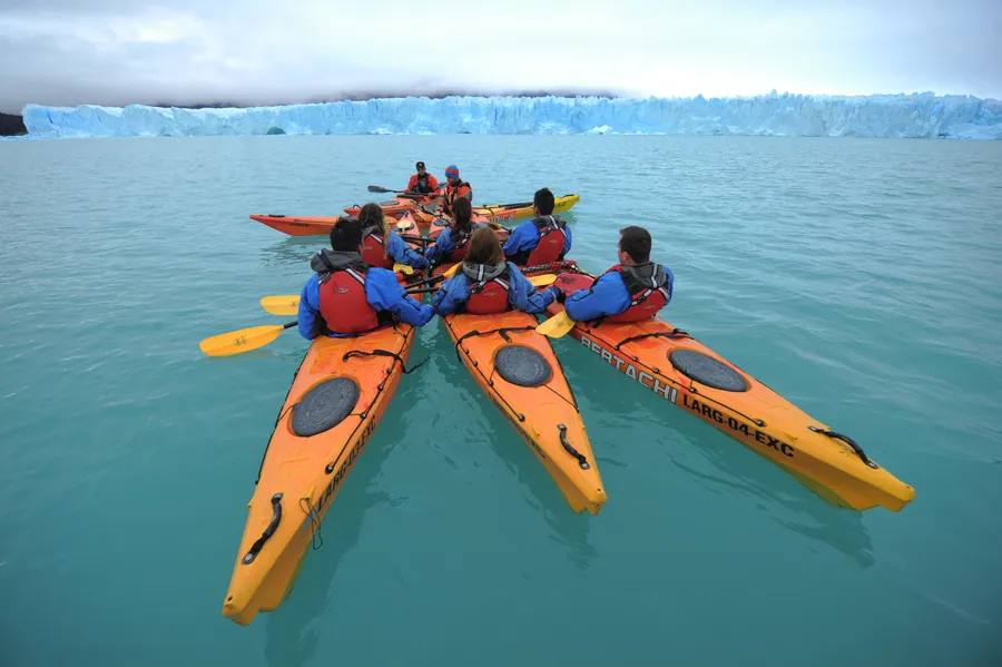Grupo de kayaks durante la experiencia guiada en el glaciar