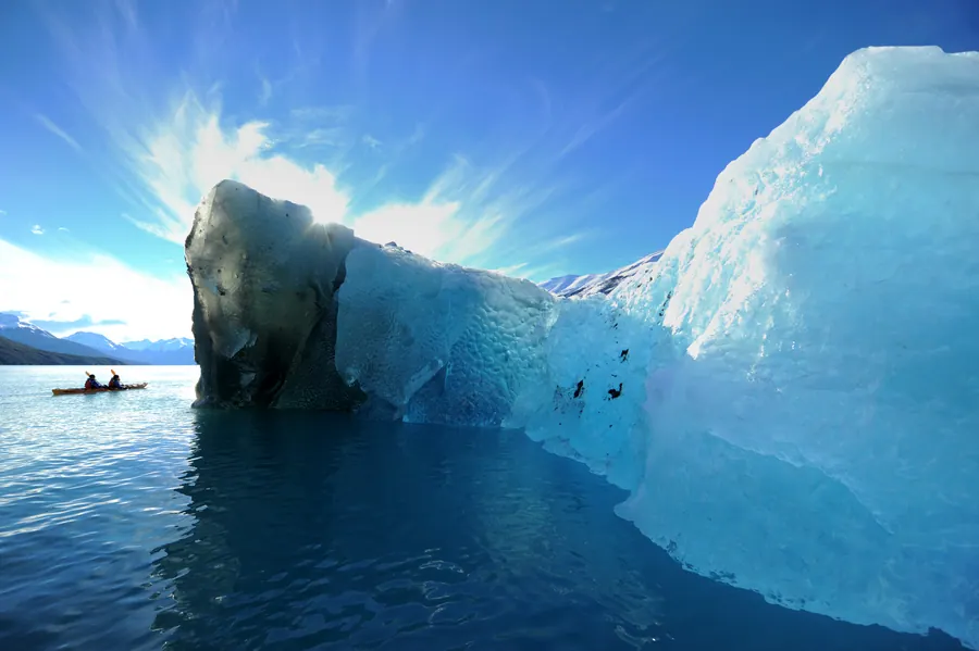 Kayak en el paisaje de aguas glaciares y formaciones de hielo