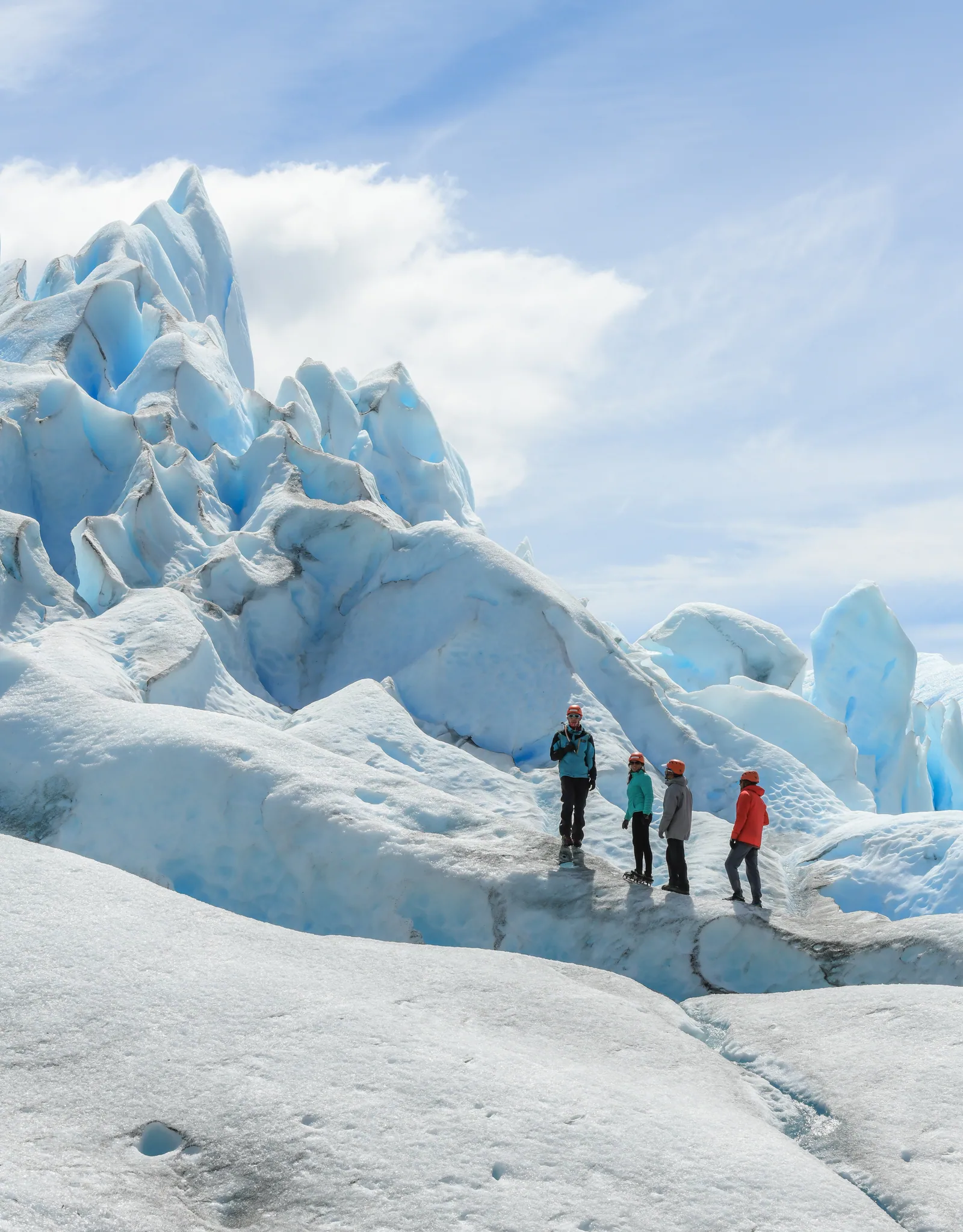 Personas caminando entre formaciones de hielo del glaciar Perito Moreno