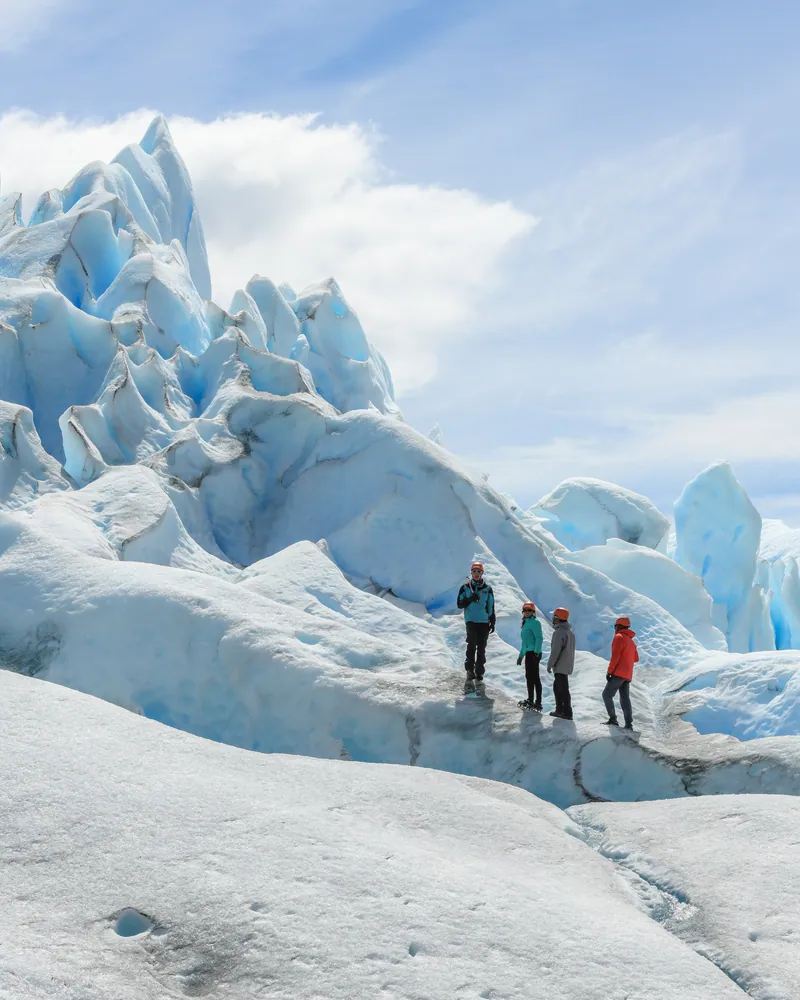 Personas caminando entre formaciones de hielo del glaciar Perito Moreno