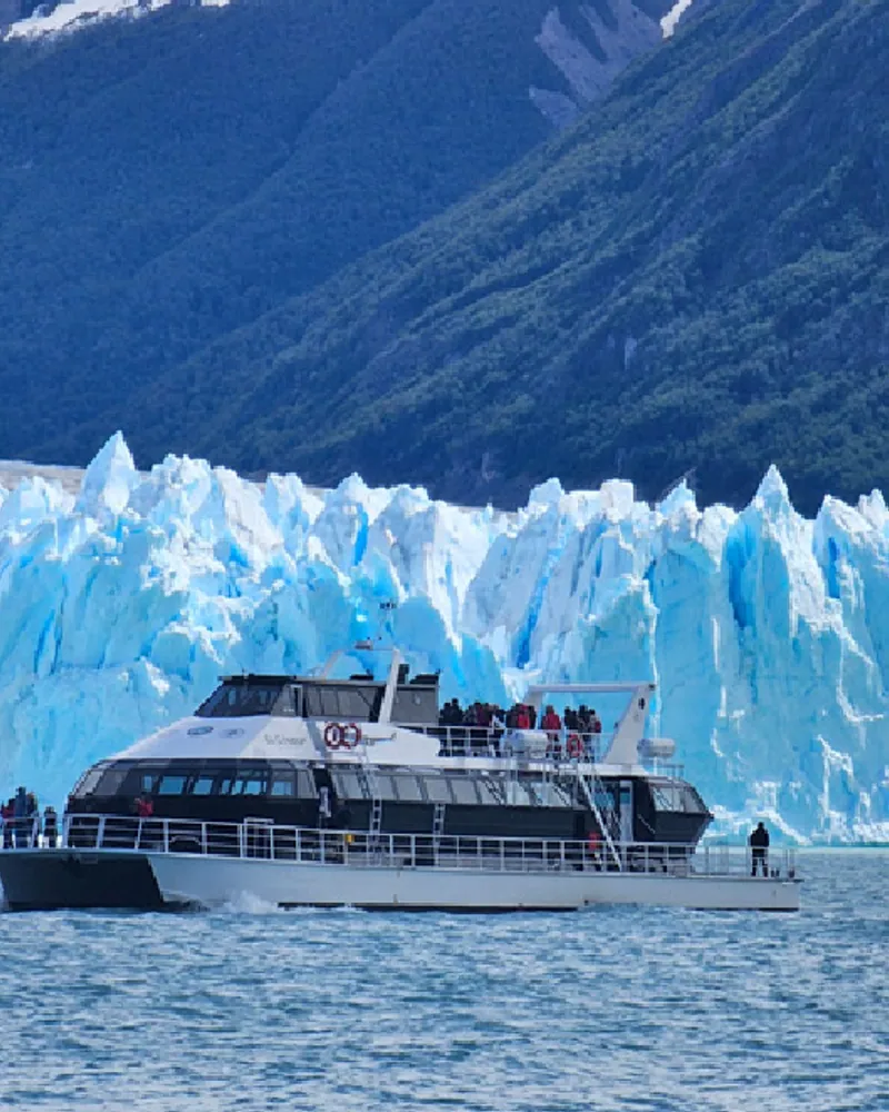 Navegación frente a la pared norte del Glaciar Perito Moreno