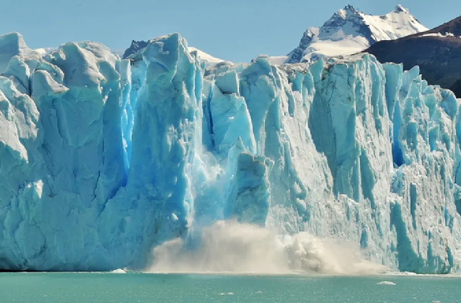 Desprendimiento de hielo en la pared del Glaciar Perito Moreno