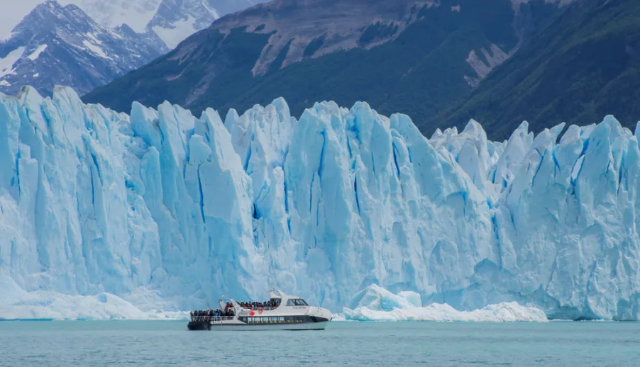 Navegación frente a la pared norte del Glaciar Perito Moreno