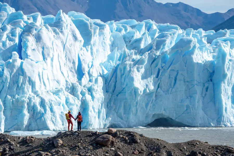 Personas frente a las formaciones de hielo