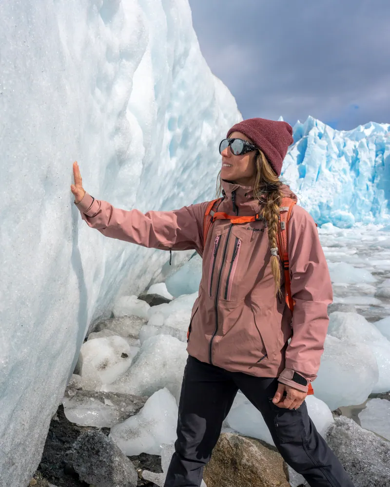 Caminantes junto a la pared de hielo del glaciar Perito Moreno