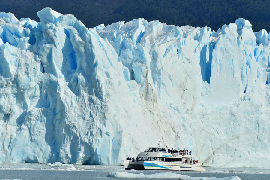 Barco navegando junto al glaciar