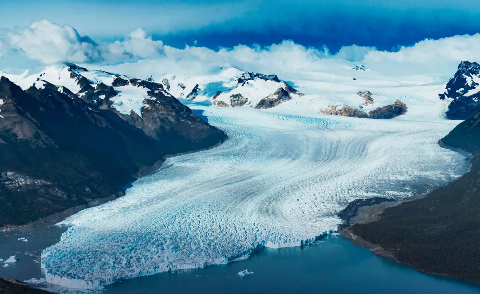 Vista aérea del Glaciar Perito Moreno entre montañas y aguas del Lago Argentino