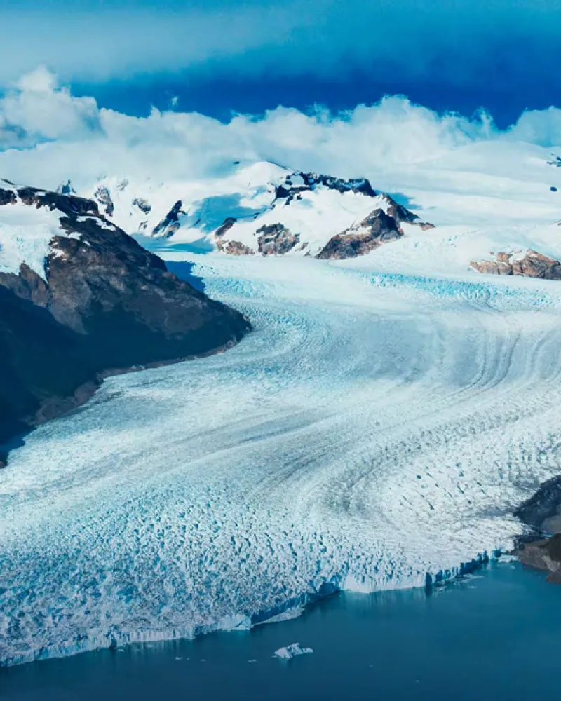 Vista aérea del Glaciar Perito Moreno entre montañas y aguas del Lago Argentino