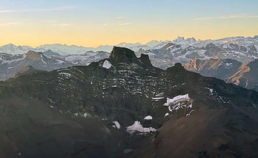 Montañas y formaciones rocosas del Cerro Castillo desde el aire