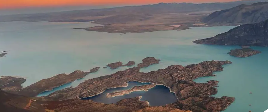 Vista aérea de las costas e islas del Lago Argentino