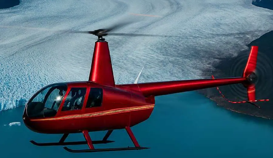 Helicóptero rojo sobrevolando el Glaciar Perito Moreno