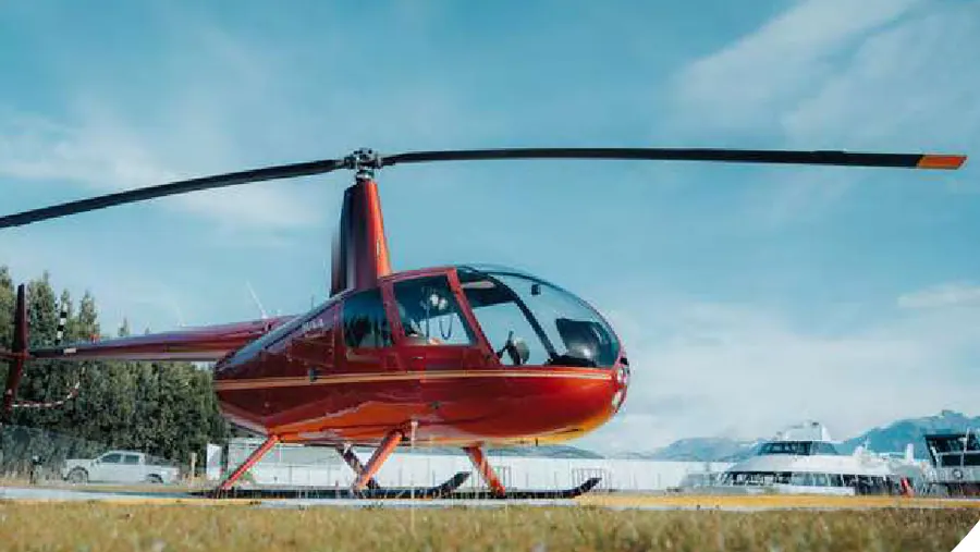 Helicóptero rojo en el punto de salida del vuelo panorámico