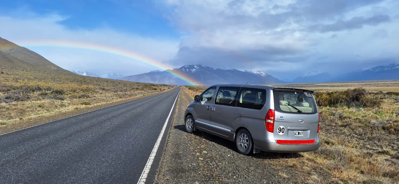 Vehículo de CR Patagonia Tours en una ruta de la Patagonia