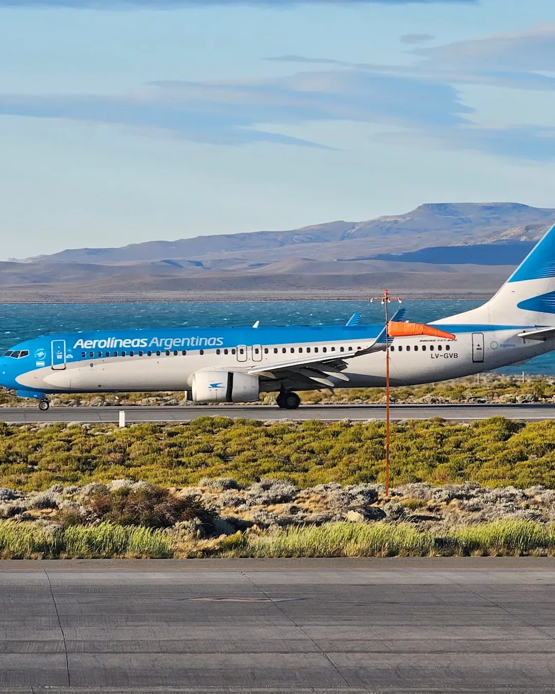 Avión en la pista del aeropuerto de El Calafate