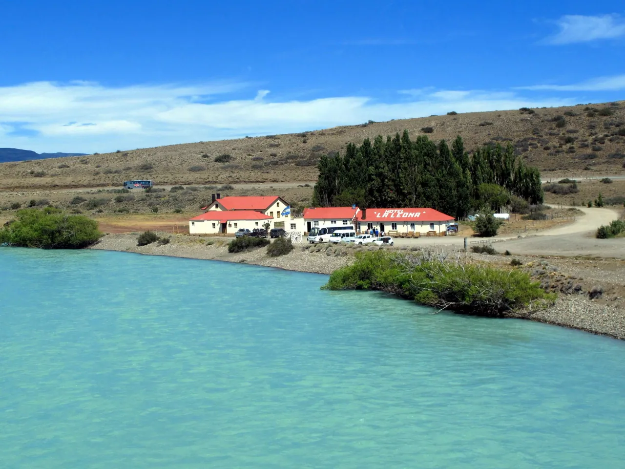 Río y construcciones en la zona de La Leona