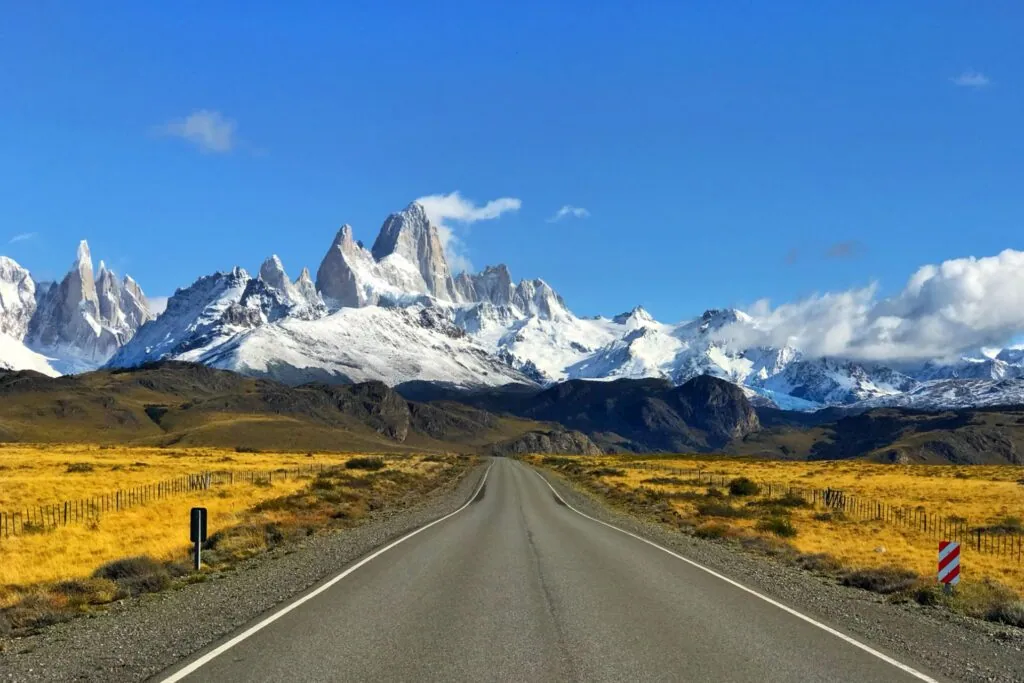 Ruta de acceso a El Chaltén con montañas al fondo