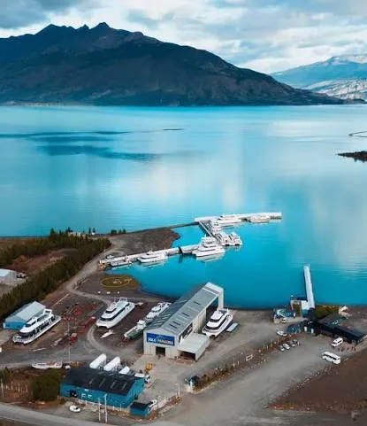 Vista del muelle y las embarcaciones en Puerto Punta Bandera